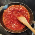 Einfache Shakshuka mit Feta und Ei 12 Ganze Tomaten zerdrücken