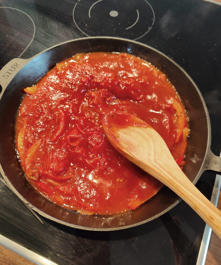 Einfache Shakshuka mit Feta und Ei 21 Ganze Tomaten zerdrücken
