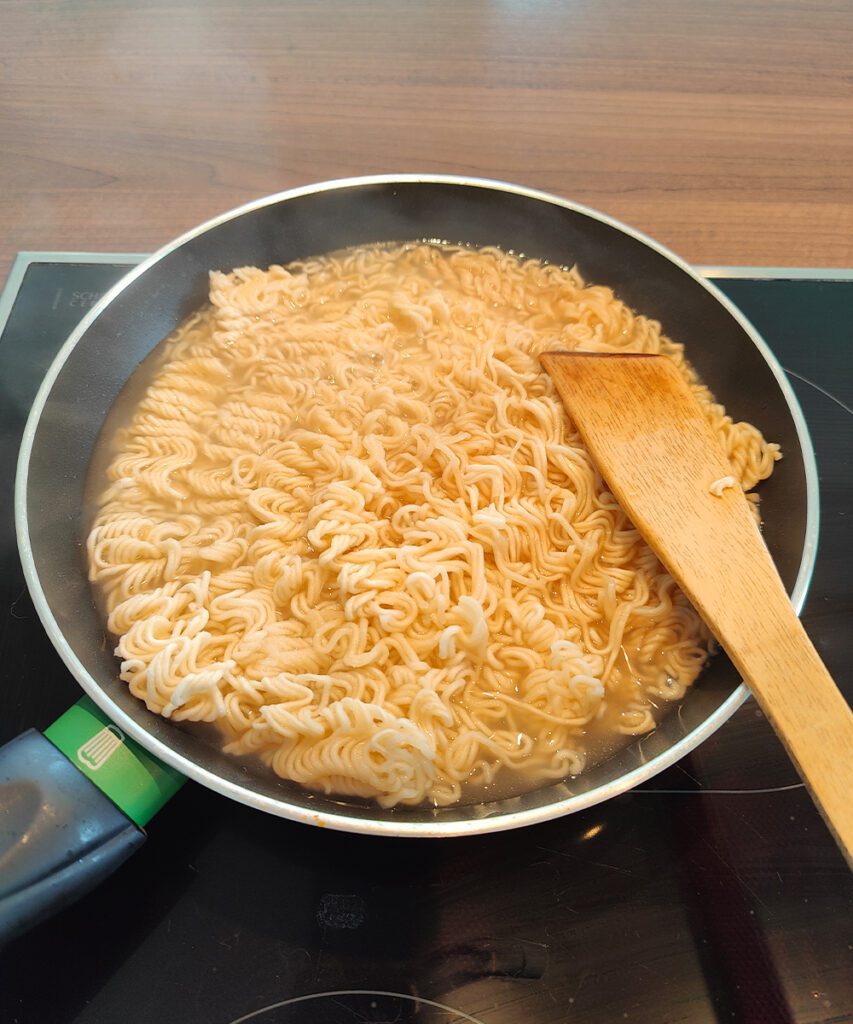 Cremige Ramen Carbonara Nudeln ala TikTok 9 Gekochte Ramen Nudeln