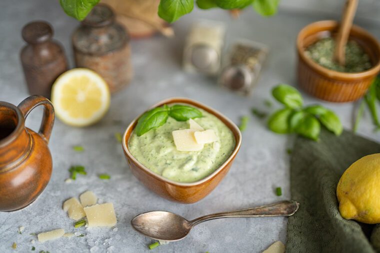 Leckeres Basilikum Dressing für Salate oder Bowls