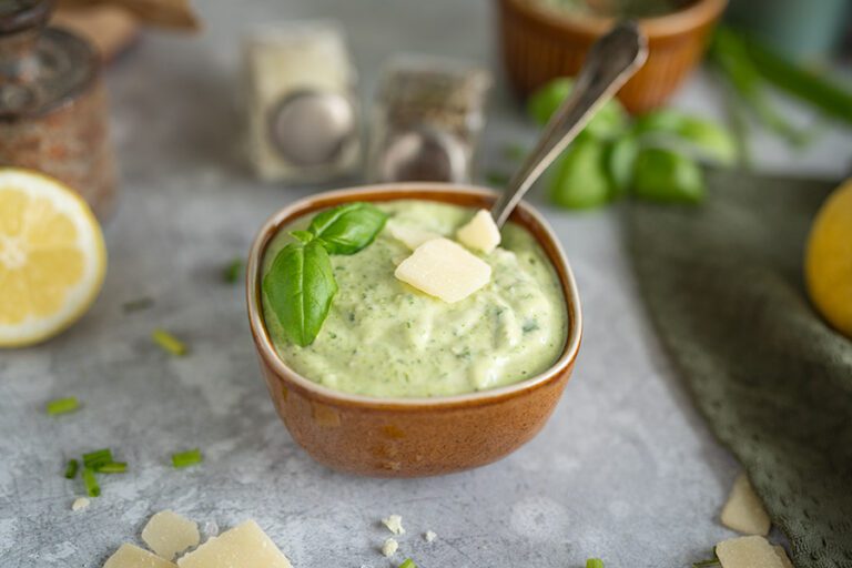 Leckeres Basilikum Dressing für Salate oder Bowls