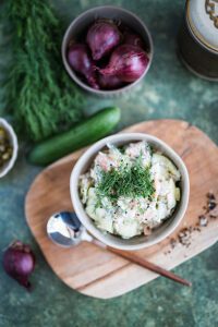 Geraspelter Gurkensalat mit Zwiebeln