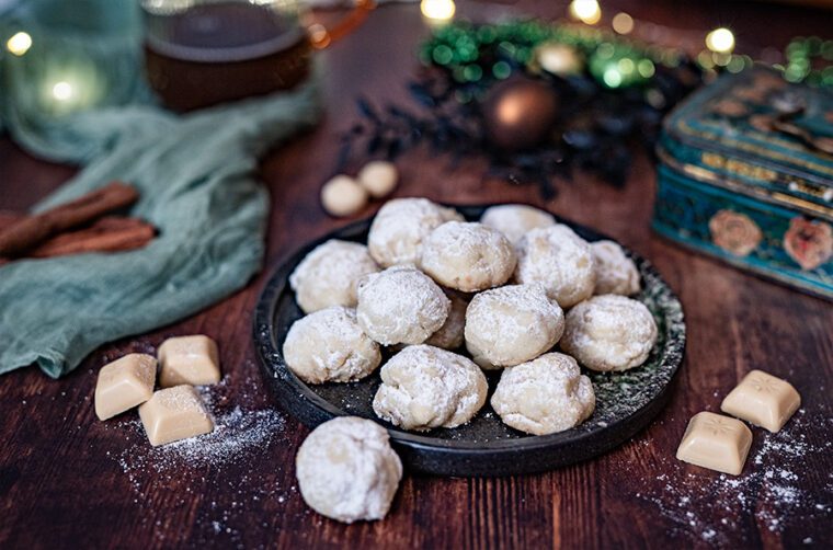 Schneeball Plätzchen mit weißer Schokolade Schneeball Plätzchen mit weißer Schokolade