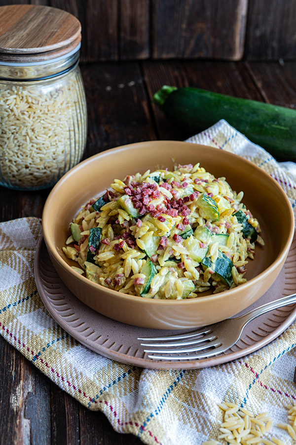 Schnelles Orzo Pasta Rezept mit Dattel-Curry Frischkäse 1 Orzo Pasta Rezept mit Zucchini und Speck