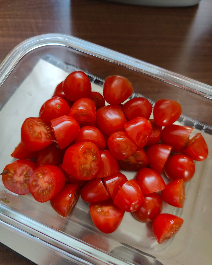 Grüner Spargel Salat mit Tomate und Mozzarella 8 Tomaten halbieren