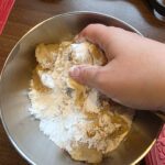 Marzipan mit Puderzucker verkneten